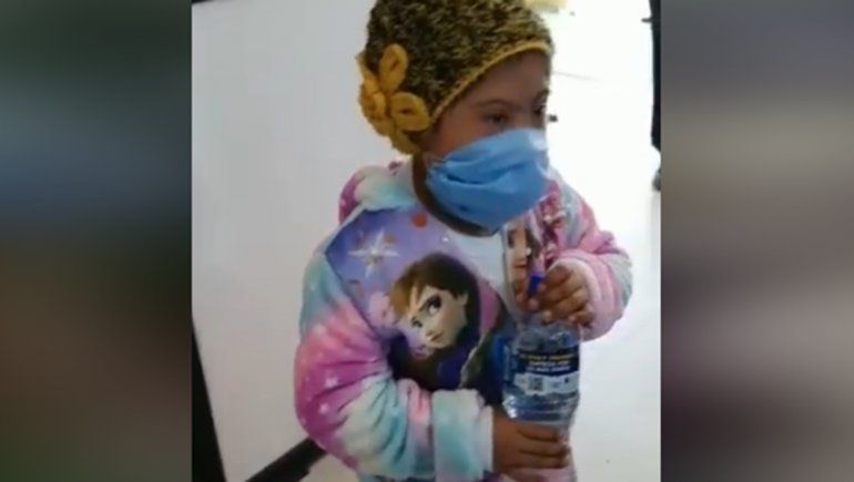 Video: la emotiva despedida de una niña recuperada del COVID-19