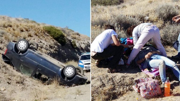 El Renault Logan quedó con las ruedas hacia arriba tras el vuelco.