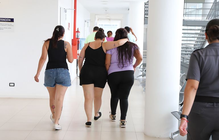 Tras escuchar la condena al profesor por los abusos en el Jardín 31, los familiares de las víctimas salen de la sala. Tras escuchar la condena al profesor por los abusos en el Jardín 31, los familiares de las víctimas salen de la sala.