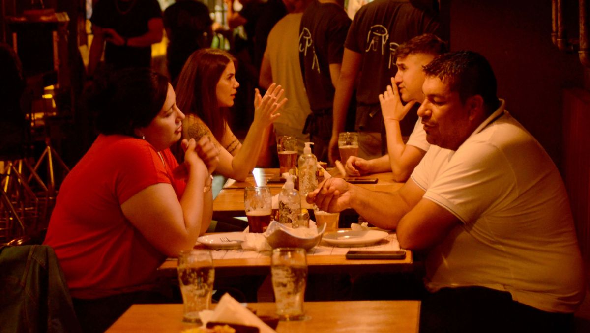 Salir a comer afuera cuesta 70% más que hace cuatro meses
