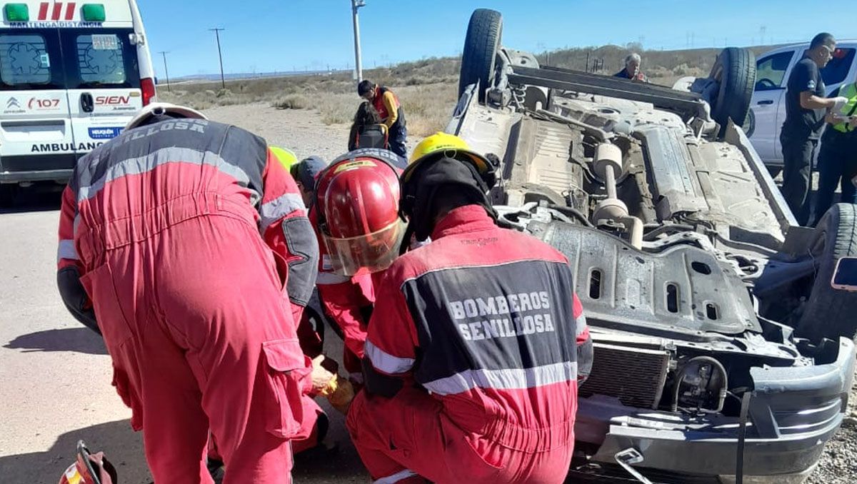 Una familia volcó y está hospitalizada: Se salvaron porque tenían el cinturón puesto