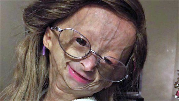 Lejos de encerrarse, la pequeña se deja ver siempre con una sonrisa.