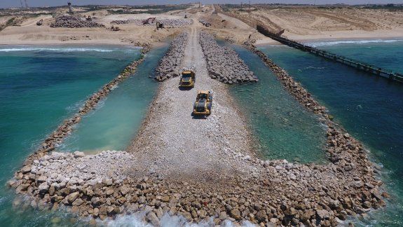 Al finalizar, la valla se levantará seis metros por encima del agua.