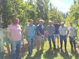 Los productores de Cipolletti comentaron sus problemas y justificaron la intervención del Gobernador en la crisis del sector. Los productores de Cipolletti comentaron sus problemas y justificaron la intervención del Gobernador en la crisis del sector.