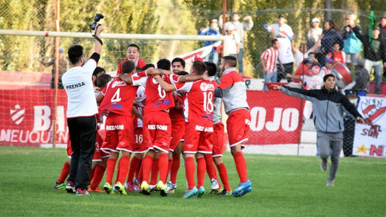 El festejo del final fue eterno. El Rojo perdía 2-0 y lo dio vuelta en el último minuto de descuento para ganarlo por 3-0 y llegar a la punta del Grupo A.