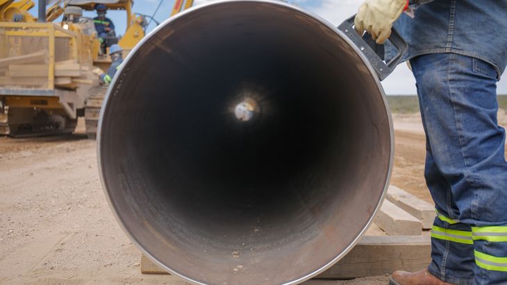 La soldadura automática es la clave: el VMOS avanza más de 3 km diarios. El proceso de unión tarda solo 10 minutos por caño. Foto: Leandro Cairuga. La soldadura automática es la clave: el VMOS avanza más de 3 km diarios. El proceso de unión tarda solo 10 minutos por caño. Foto: Leandro Cairuga.