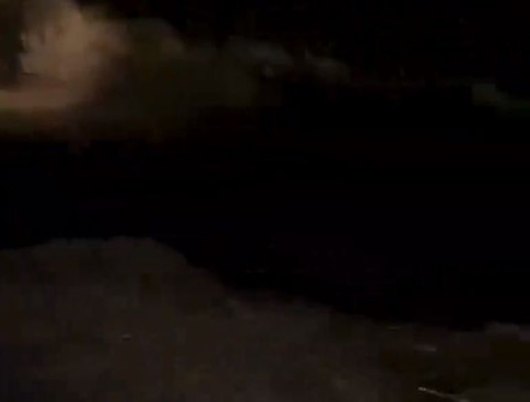 El enorme socavón en la Ruta 26, de Chubut, se detectó el domingo por la noche, lo que dificultó el inicio de los trabajos. El enorme socavón en la Ruta 26, de Chubut, se detectó el domingo por la noche, lo que dificultó el inicio de los trabajos.