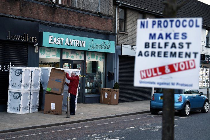FOTO DE ARCHIVO: Un cartel con un mensaje en contra de los controles fronterizos tras el Brexit en relación con el protocolo de Irlanda del Norte en el centro de Larne, Irlanda del Norte, el 12 de