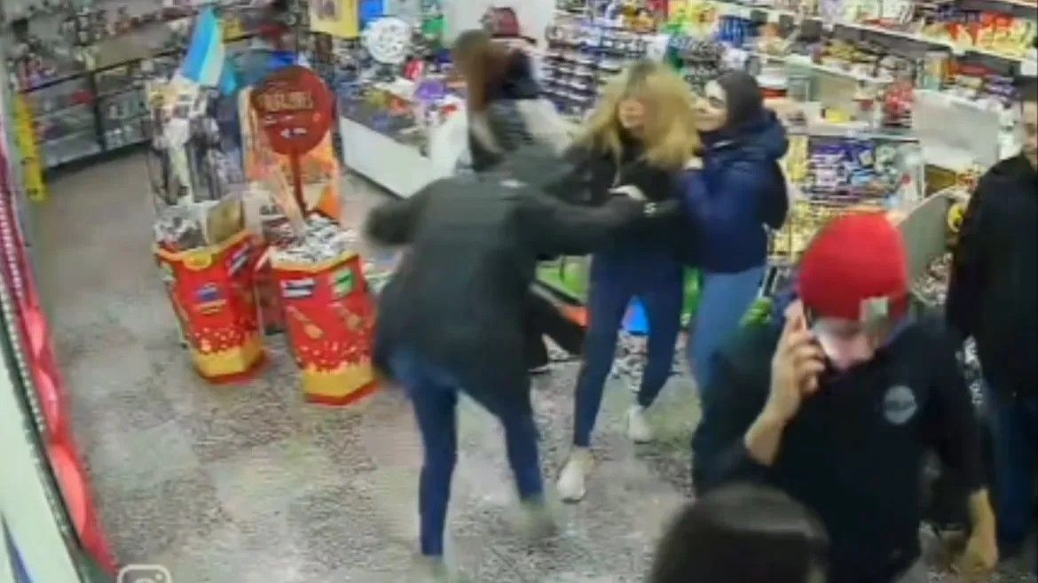 Video: dos mujeres se agarraron a las piñas en un kiosco y destruyeron el local