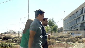 Pablo Ruiz junto a sus abogados, uno de ellos Elio García, entrando a Ciudad Judicial.