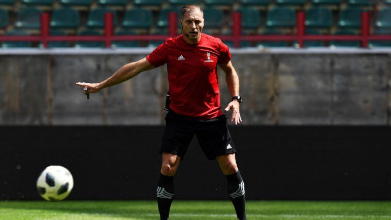 Néstor Pitana tendrá los ojos del mundo posados sobre su desempeño en el primer partido del Mundial. La espera llega a su fin para los fanáticos.