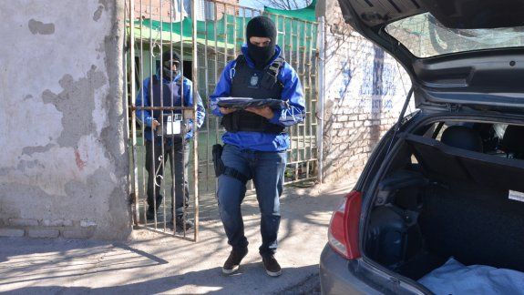 La Policía allanó la vivienda de la viuda negra. Daniela posa en la foto con una copa en la casa de una de sus víctimas.