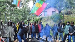 Integrantes de la comunidad Paicil Antriao en Villa La Angostura.