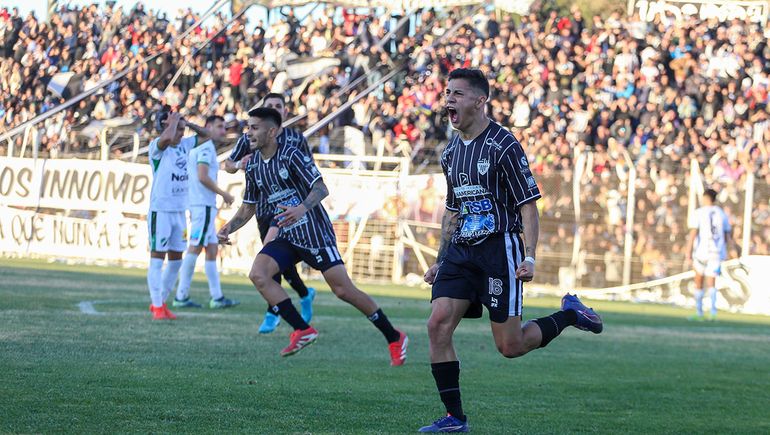 Páez le anotó a Villa Mitre en 2025 y ahora vestirá esa camiseta. Páez le anotó a Villa Mitre en 2025 y ahora vestirá esa camiseta.