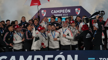 victoria y festejo: river le gano a racing y recibio el trofeo de campeon victoria y festejo: river le gano a racing y recibio el trofeo de campeon