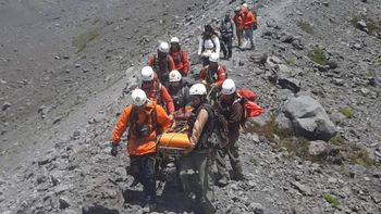 rescate en el volcan lanin: una andinista de buenos aires fue evacuada tras una caida en la alta montana rescate en el volcan lanin: una andinista de buenos aires fue evacuada tras una caida en la alta montana