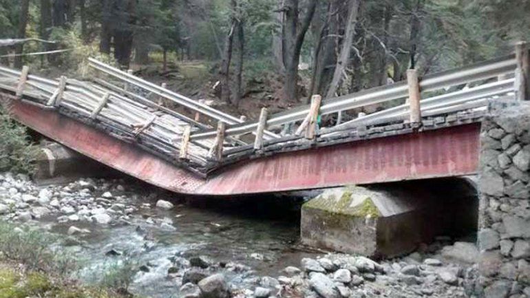 El puente que se desplomó está ubicado sobre la Ruta 65.