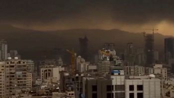 Irán cubierto en lluvia negra tras los ataques de Estados Unidos a los depósitos de petróleo. Irán cubierto en lluvia negra tras los ataques de Estados Unidos a los depósitos de petróleo.