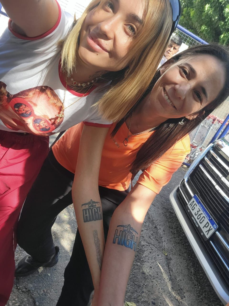 María Becerra tomándose una foto con una fan de Neuquén, antes de su presentación en la Fiesta de la Confluencia. María Becerra tomándose una foto con una fan de Neuquén, antes de su presentación en la Fiesta de la Confluencia.