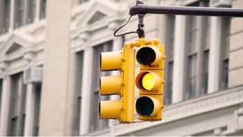 Expertos aclaran el dilema de cruzar el semáforo con la luz amarilla. Expertos aclaran el dilema de cruzar el semáforo con la luz amarilla.