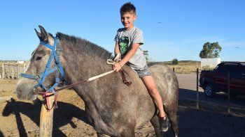 Benicio, con un petiso que tiene para andar. Benicio, con un petiso que tiene para andar.