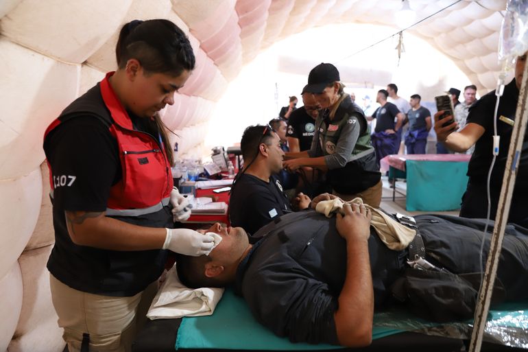 El hospital de campaña del SIEN recibe a los brigadistas luego de la lucha cuerpo a cuerpo con el incendio en Valle Magdalena.