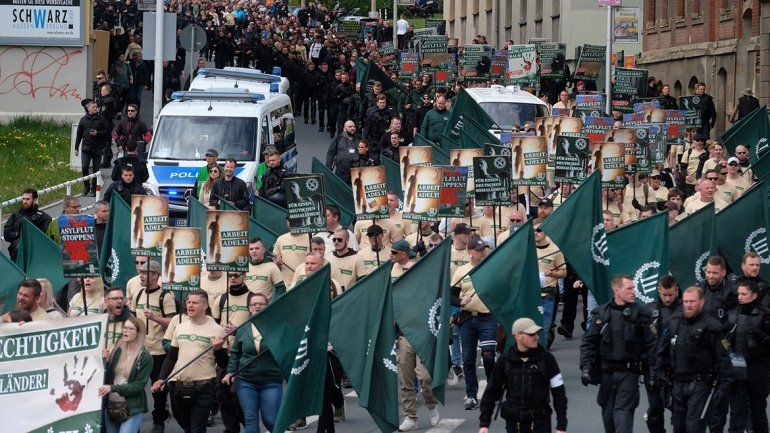 Un desfile neonazi armó un revuelo en Alemania