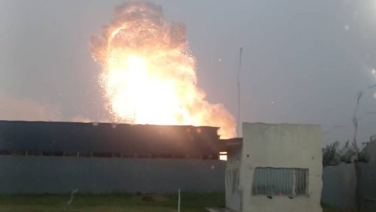 Temporal en el AMBA: un rayo hizo explotar una fábrica y provocó una lluvia de aluminio en llamas