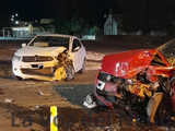 Dos autos destruidos tras un fuerte choque frontal: una mujer quedó atrapada