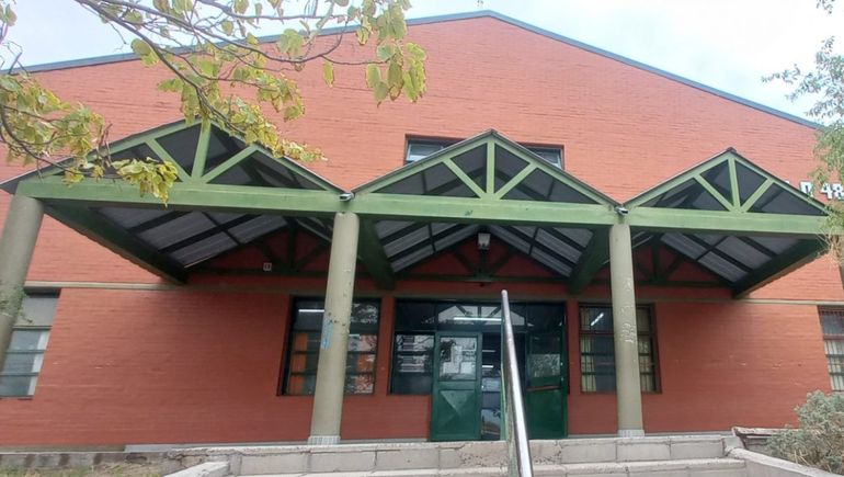 Denuncian ola de robos en la puerta del CPEM 48