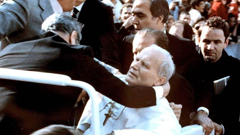 El 13 de mayo de 1981quisieron matar al papa Juan Pablo II a través de un proyecil disparado por Mehmet Ali Agca, durante una audiencia general en la Plaza de San Pedro en la Ciudad del Vaticano.