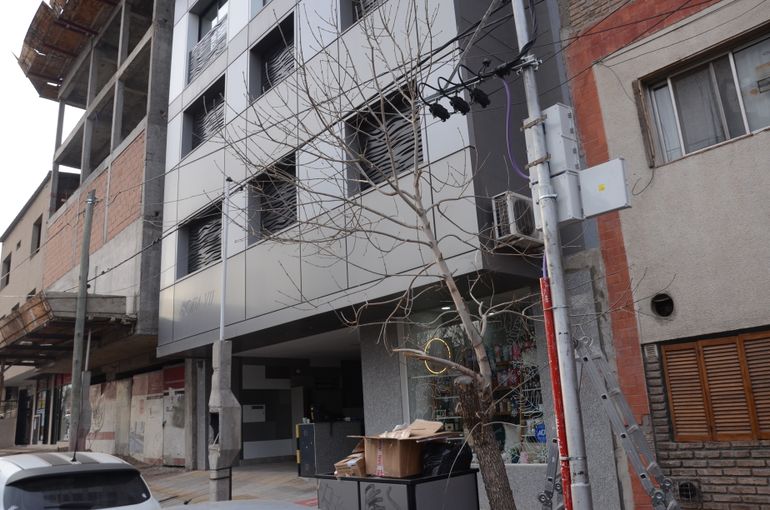 Así no se puede vivir: bronca y malestar en un edificio del centro de Neuquén que no tiene luz