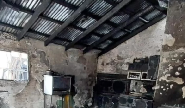 La casa de "Pino" en el barrio Los Arrabales, de Río Gallegos, tras el incendio que la destruyó. La casa de "Pino" en el barrio Los Arrabales, de Río Gallegos, tras el incendio que la destruyó.