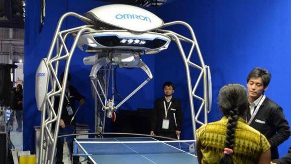 Parece una araña pero se trata del mejor maestro de ping pong del mundo.
