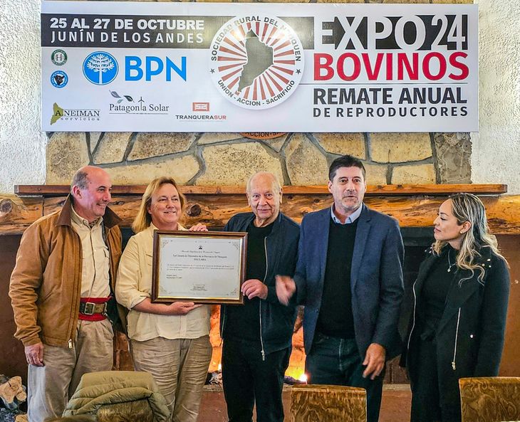 Los diputados entregaron la declaración de Interés Provincial de la Exposición de Bovinos. Foto: gentileza SRN. Los diputados entregaron la declaración de Interés Provincial de la Exposición de Bovinos. Foto: gentileza SRN.