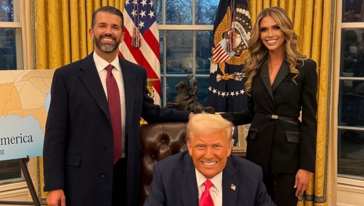 Donald Trump Jr, junto a su ahora prometida, Bettina Anderson, y su papá, el presidente de Estados Unidos.