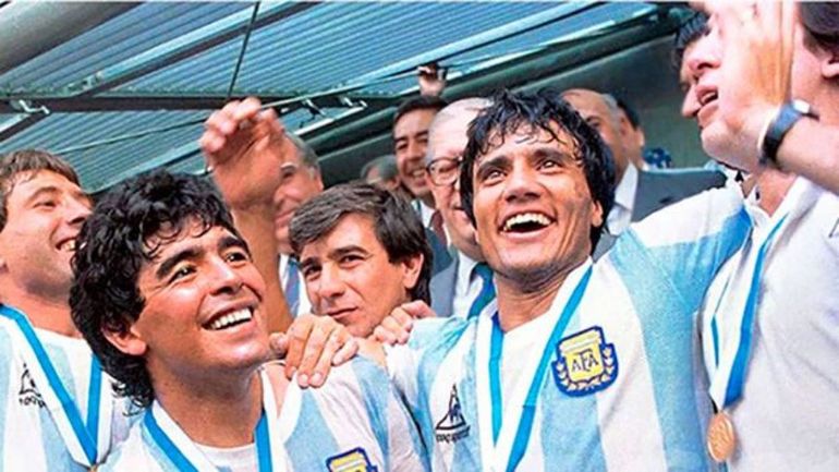 Enrique festejando el Mundial 1986 con Maradona.