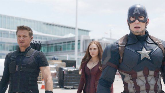 Elizabeth Olsen acompaña a Chris Evans en su enfrentamiento con Iron Man (Robert Downey Jr.).