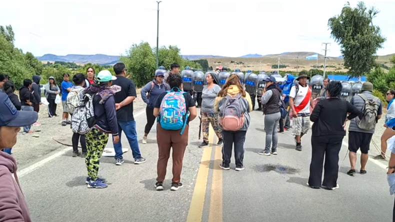 El corte de la Ruta 40 trajo como consecuencia el desalojo por parte de Gendarmería Nacional. | LM Neuquen El corte de la Ruta 40 trajo como consecuencia el desalojo por parte de Gendarmería Nacional.