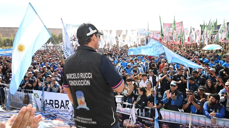 Marcelo Rucci oficializó un aumento del 5% en zona desfavorable y seguro laboral de 5 años para los petroleros de la Cuenca Neuquina | LM Neuquen Marcelo Rucci oficializó un aumento del 5% en zona desfavorable y seguro laboral de 5 años para los petroleros de la Cuenca Neuquina