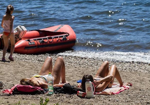Los lagos que ofrece la Ruta 40 también tienen playas para disfrutar en verano. Los lagos que ofrece la Ruta 40 también tienen playas para disfrutar en verano.