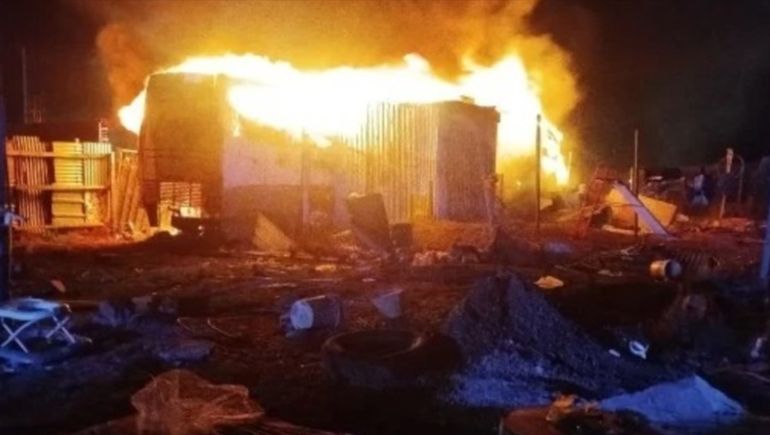 Llamas en el micro convertido en casilla en Río Gallegos: en una noche de -5°C encnedieron una salamandra para combatir el frío y se prendió fuego una cortina.