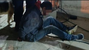 Cuando la policía de Chubut llegó a la casa, encontró al intruso reducido y con algunas lesiones en el rostro. Cuando la policía de Chubut llegó a la casa, encontró al intruso reducido y con algunas lesiones en el rostro.