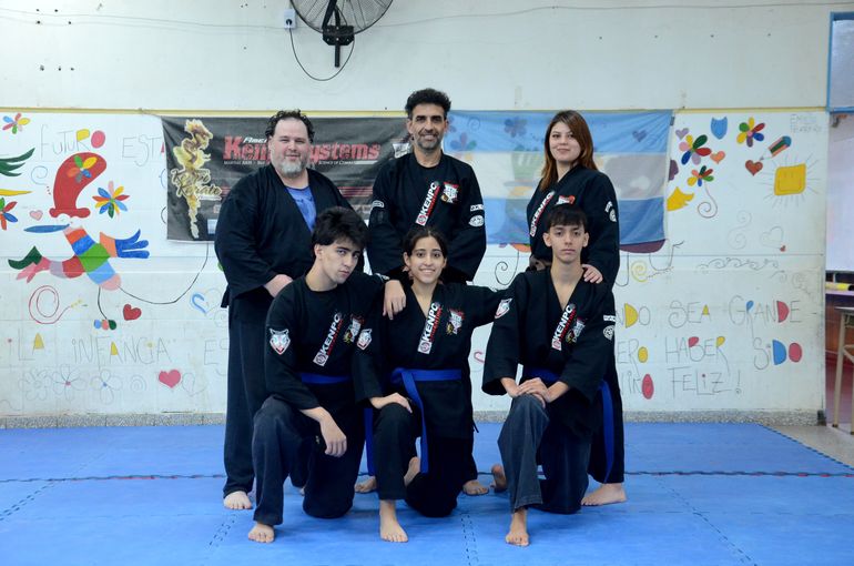 Florencia y Guillermo junto a los demás alumnos de Evolution Kenpo Systems. Florencia y Guillermo junto a los demás alumnos de Evolution Kenpo Systems.