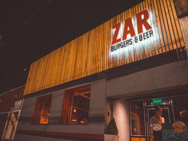 Una explosión en un bar mató a una joven y dejó ocho heridos