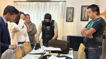 Uno de los allanamientos de la policía de Chubut por el caso del médico policial que entregaba certificados de aptitud psicológica para la licencia de conducir profesional. Uno de los allanamientos de la policía de Chubut por el caso del médico policial que entregaba certificados de aptitud psicológica para la licencia de conducir profesional.