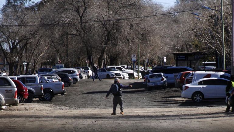 Vecinos denuncian extorsiones: falsos cuidacoches cobran $2.000 y amenazan con dañar vehículos