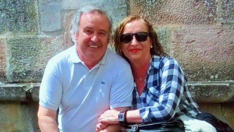 Halló una cabeza en una caja con juguetes sexuales