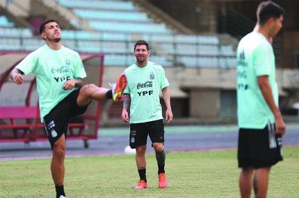 El DT Lionel Scaloni confirmó a Messi entre los titulares para el encuentro de esta noche en Caracas.