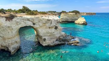 El incónico arco de piedra caliza se derrumbó como consecuencia de las tormentas que azotan el sur de Italia. El incónico arco de piedra caliza se derrumbó como consecuencia de las tormentas que azotan el sur de Italia.